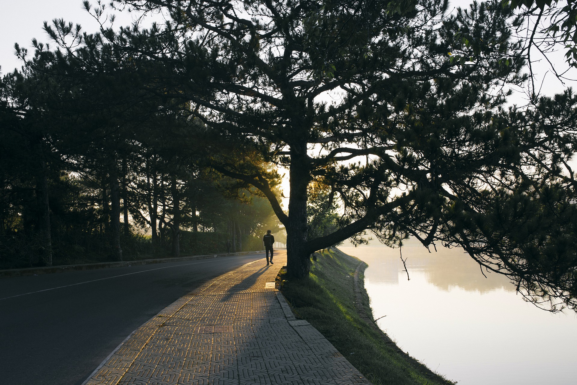Chemin au bord d'un lac au lev&eacute; du soleil 